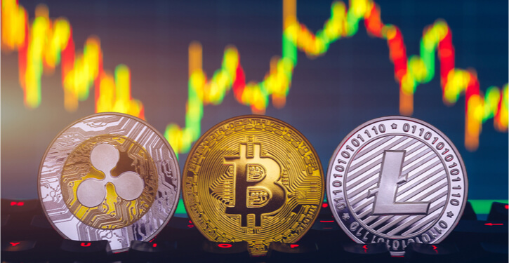 XRP, Litecoin und Bitcoin auf Chart-Hintergrund