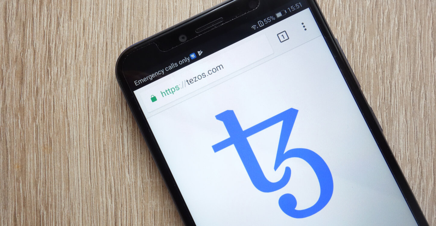 Tezos-Logo auf einem Smartphone