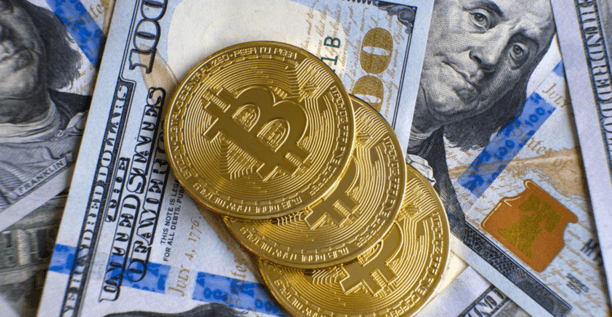 Bitcoins und 100-Dollar-Noten