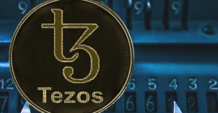 Tezos-Coin und ein Arithmometer