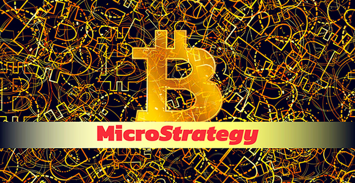 Das Bitcoin-Logo mit einem MicroStrategy-Banner