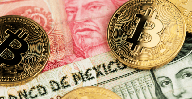 Nahaufnahme von Bitcoins auf mexikanischen Pesos