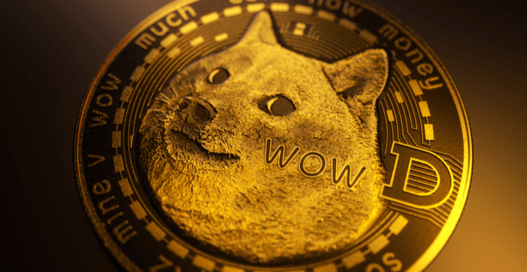 Ein goldener Dogecoin, der teilweise durch warmes Licht beleuchtet wird